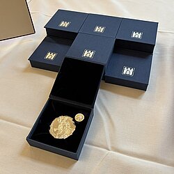 Die Medaille "München leuchtet" in silber